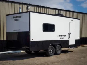 vistos-trailer_24dh-white-black-office