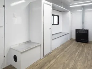 vistos-trailer_24dh-white-black-office-inside-angle
