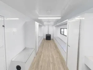 vistos-trailer_24dh-white-black-office-inside-hall