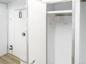 vistos-trailer_24dh-white-black-office-room