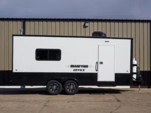 vistos-trailer_24dh-white-black-office-side