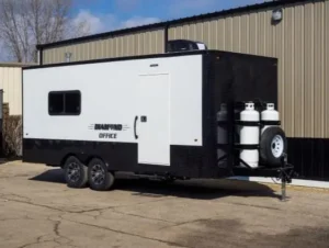 vistos-trailer_24dh-white-black-office-side-back