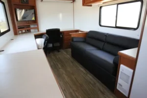 vistos-trailer_cold-weather-unit-front-entrance (11)