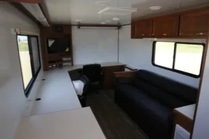 vistos-trailer_cold-weather-unit-front-entrance (17)