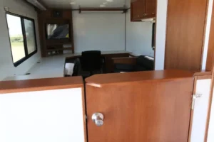 vistos-trailer_cold-weather-unit-front-entrance (4)