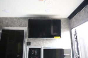 vistos-trailers_big-tv-white-truck