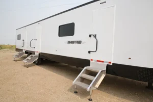 vistos-trailers_custom8x50-tower-rig-dog-house (1)