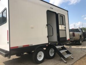 vistos-trailers_entry-side