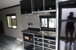 vistos-trailers_kitchen-interior-dark