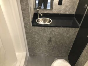 vistos-trailers_sink-dark-interior