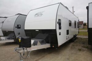 vistos-trailers_two-white-trucks